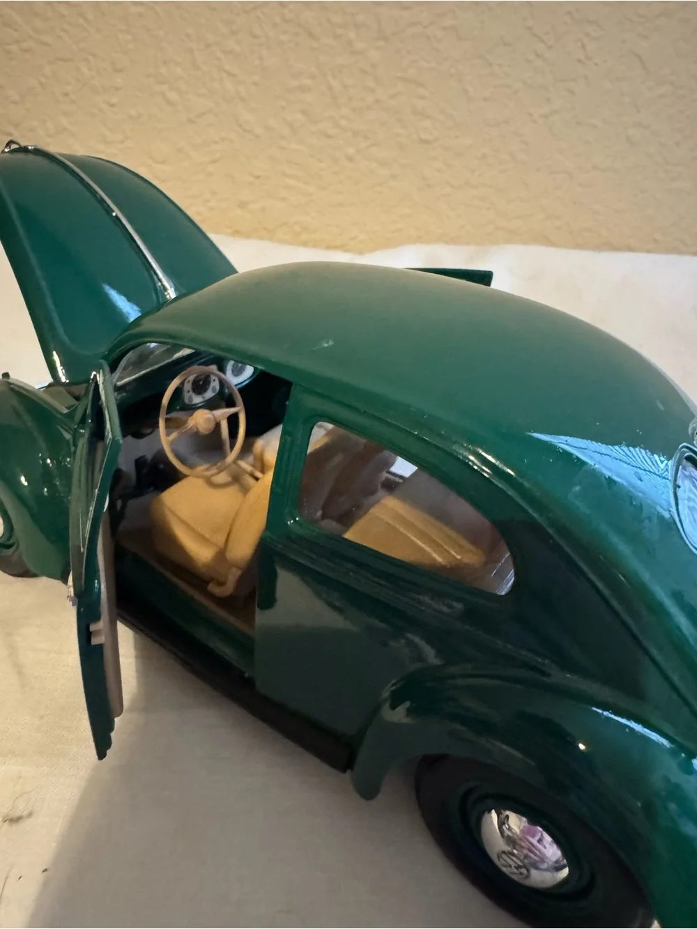 Classic Maisto 1:18 1951 Die-Cast Vintage Beetle Toy Car. Vintage Collectible